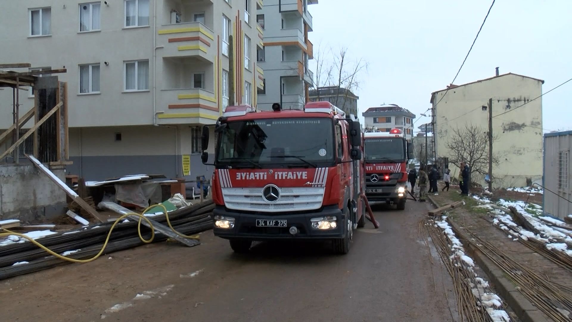 Sultanbeyli'de 5 katlı binada yangın; 8'i çocuk 12 kişiyi itfaiye kurtardı