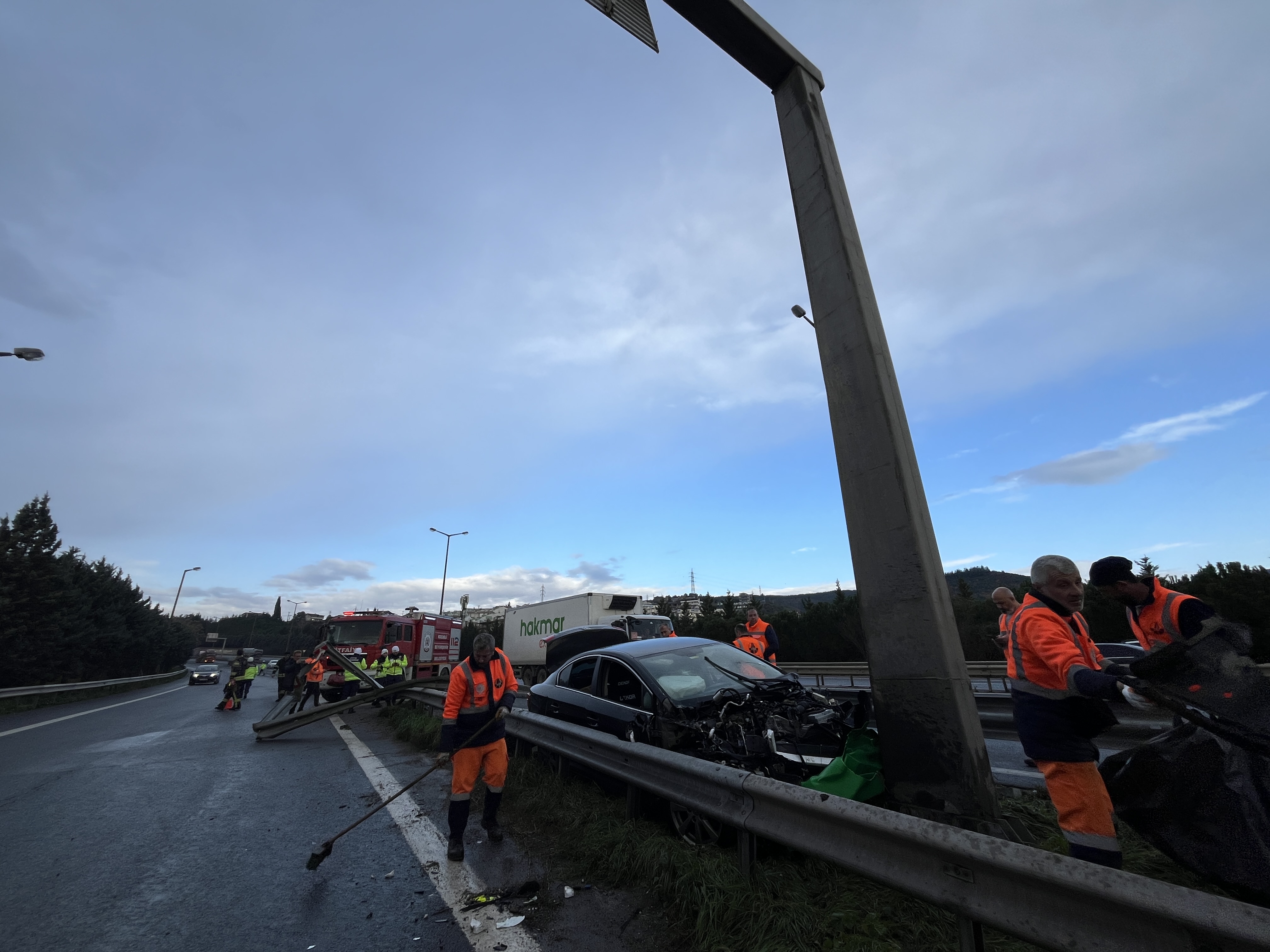 TEM'de bariyere çarpan otomobilin sürücüsü yaralandı