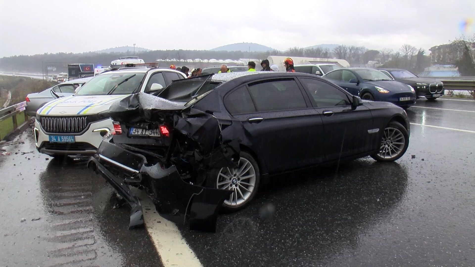 Çekmeköy Kuzey Marmara Otoyolu'nda zincirleme kaza; 1 ağır 4 yaralı