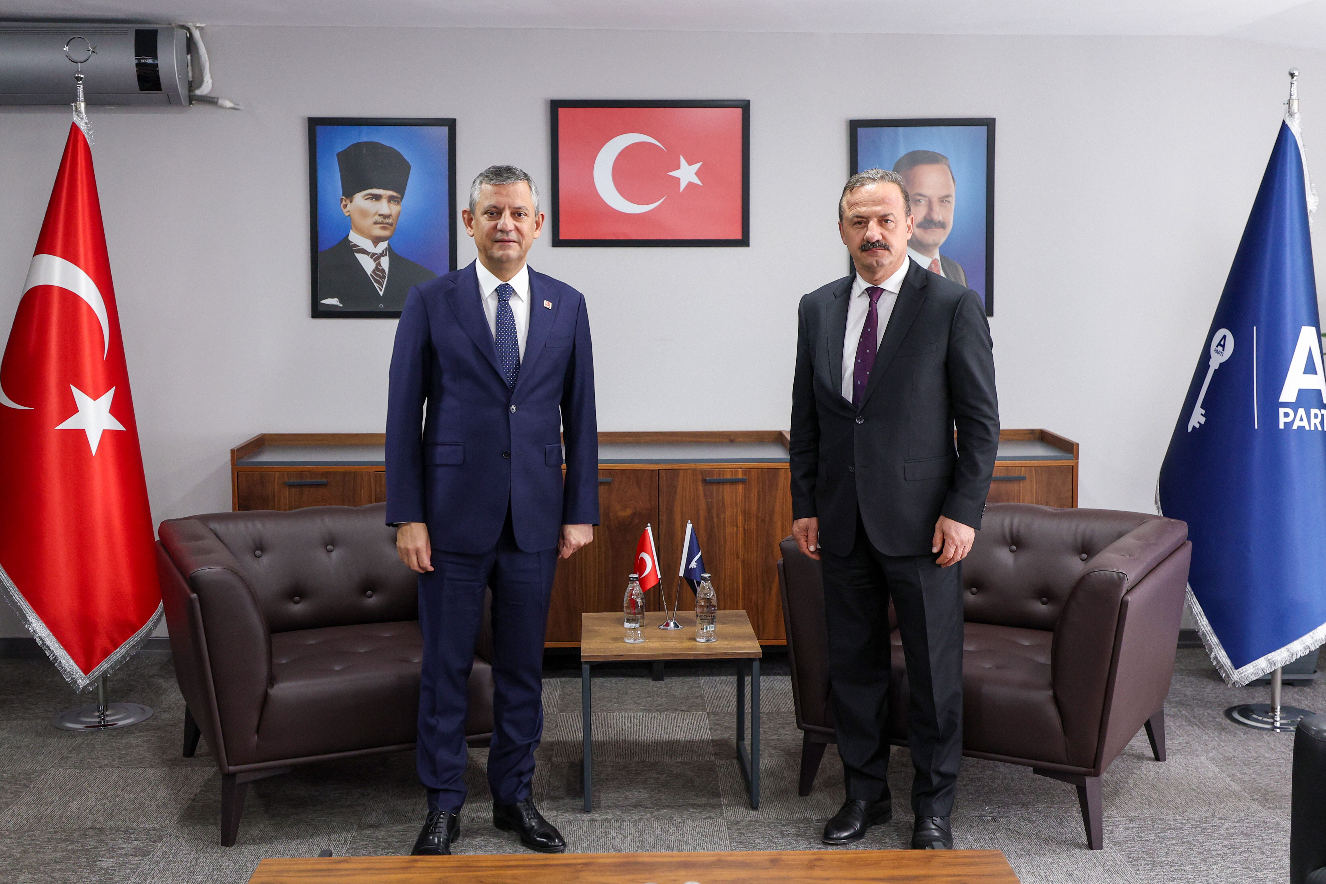 CHP lideri Özgür Özel, Anahtar Parti Genel Başkanı Yavuz Ağıralioğlu ile görüştü