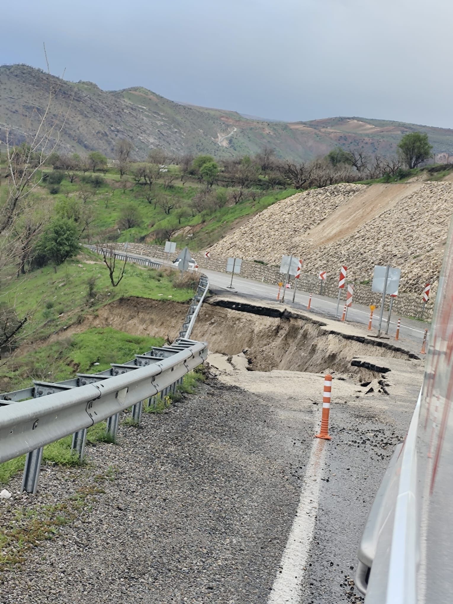 Siirt'te heyelan nedeniyle kara yolunda çökme meydana geldi