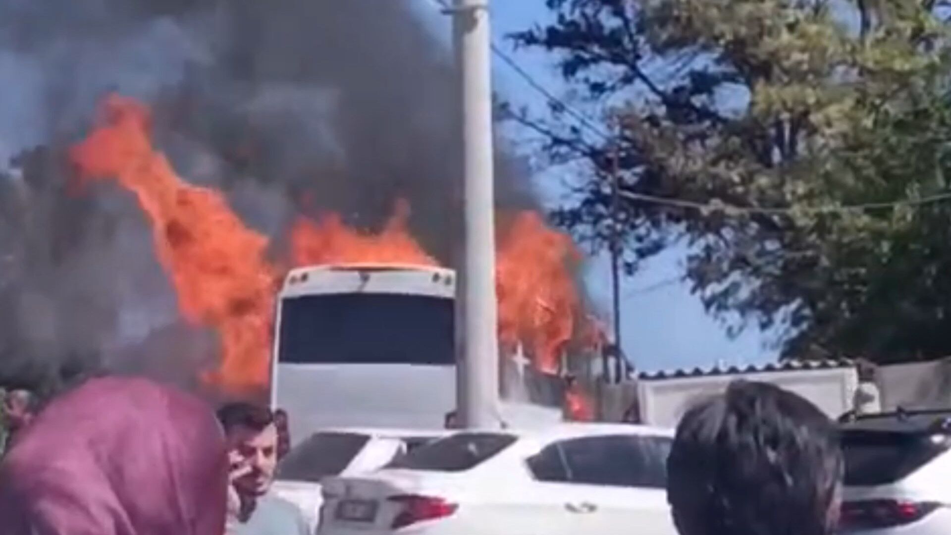Şanlıurfa'da tur otobüsü alev alev yandı