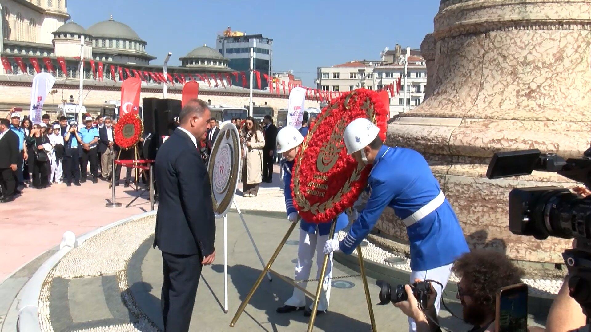 Taksim'de 19 Mayıs Atatürk'ü Anma Gençlik ve Spor Bayramı töreni