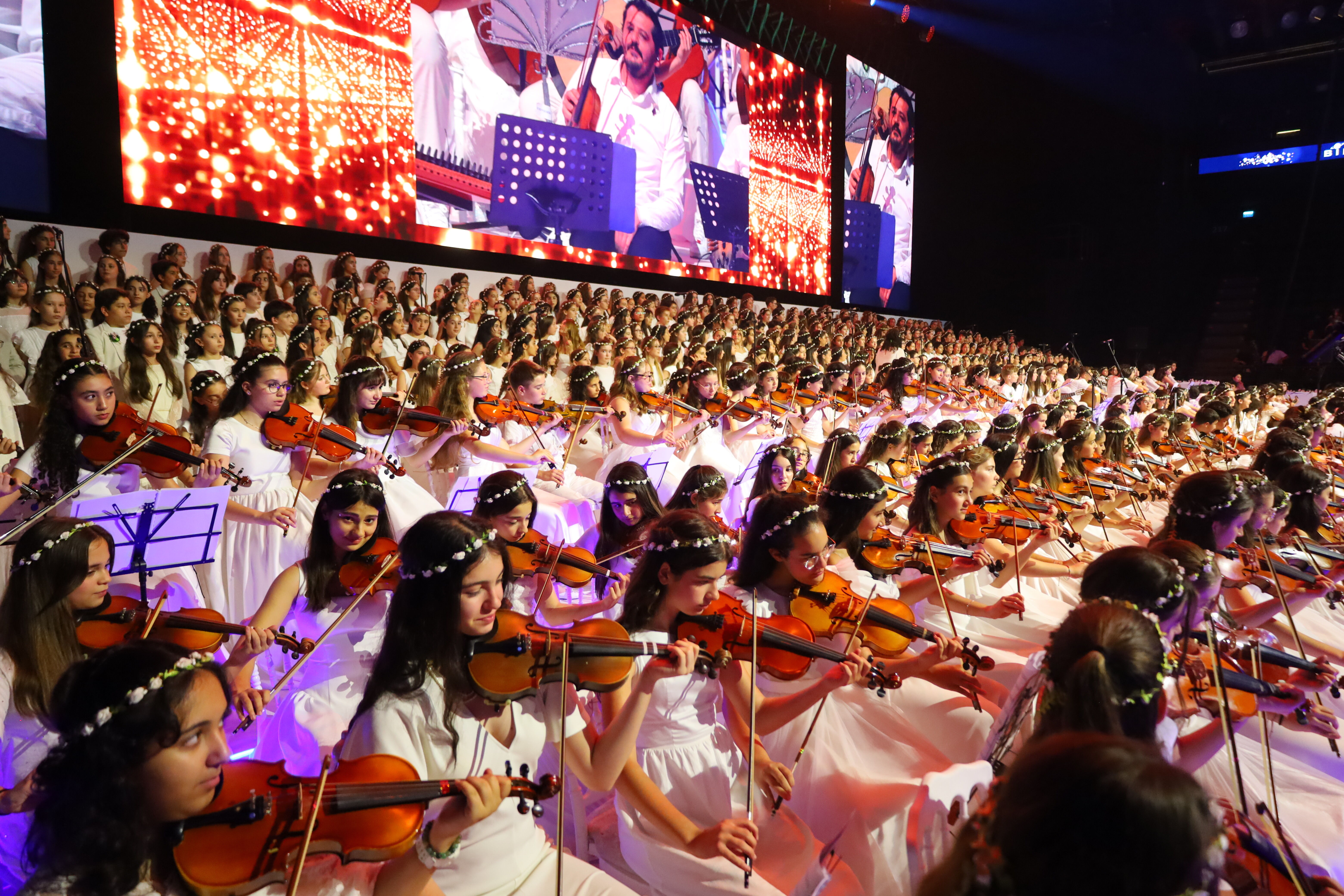 800 kişilik Bilfen Filarmoni Orkestrası, Levent Yüksel ile konser verdi