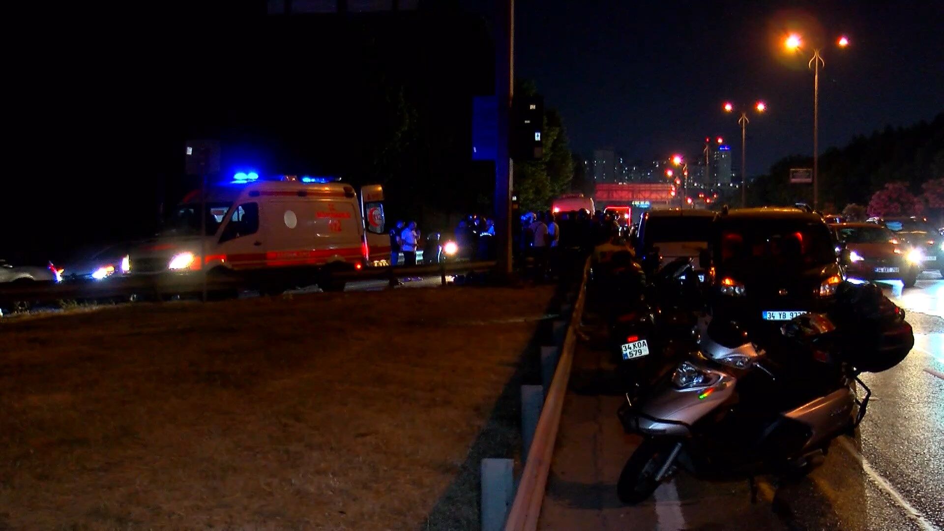 Bayrampaşa'da otomobil ile çarpışan motosikletin sürücüsü yaralandı