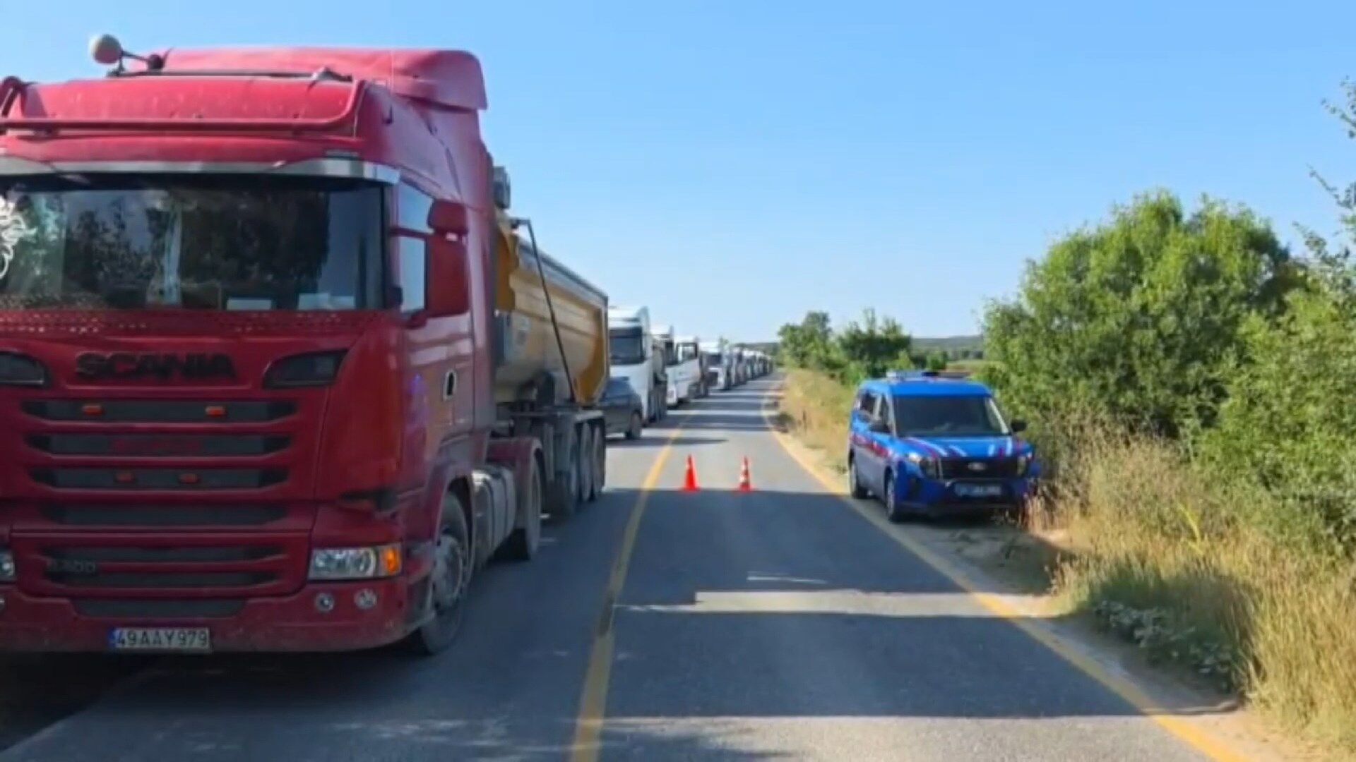 Çatalca'da kamyonların arasında kalan motosiklet sürücüsü ağır yaralandı