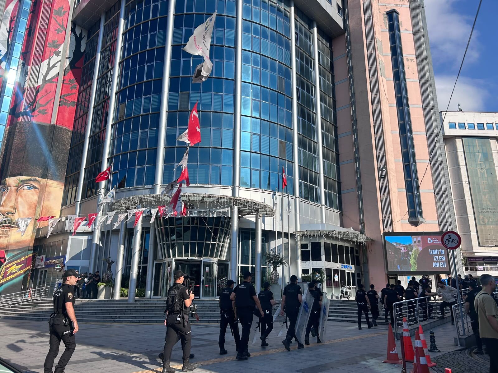 İzmit Belediyesi'ne operasyon: Başkan Fatma Kaplan Hürriyet dahil, 31 kişiye gözaltı
