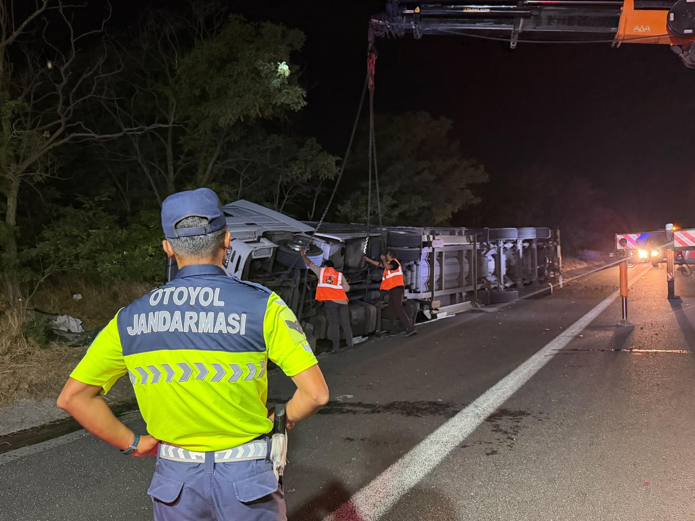 Tekirdağ'da devrilen TIR'ın sürücüsü öldü