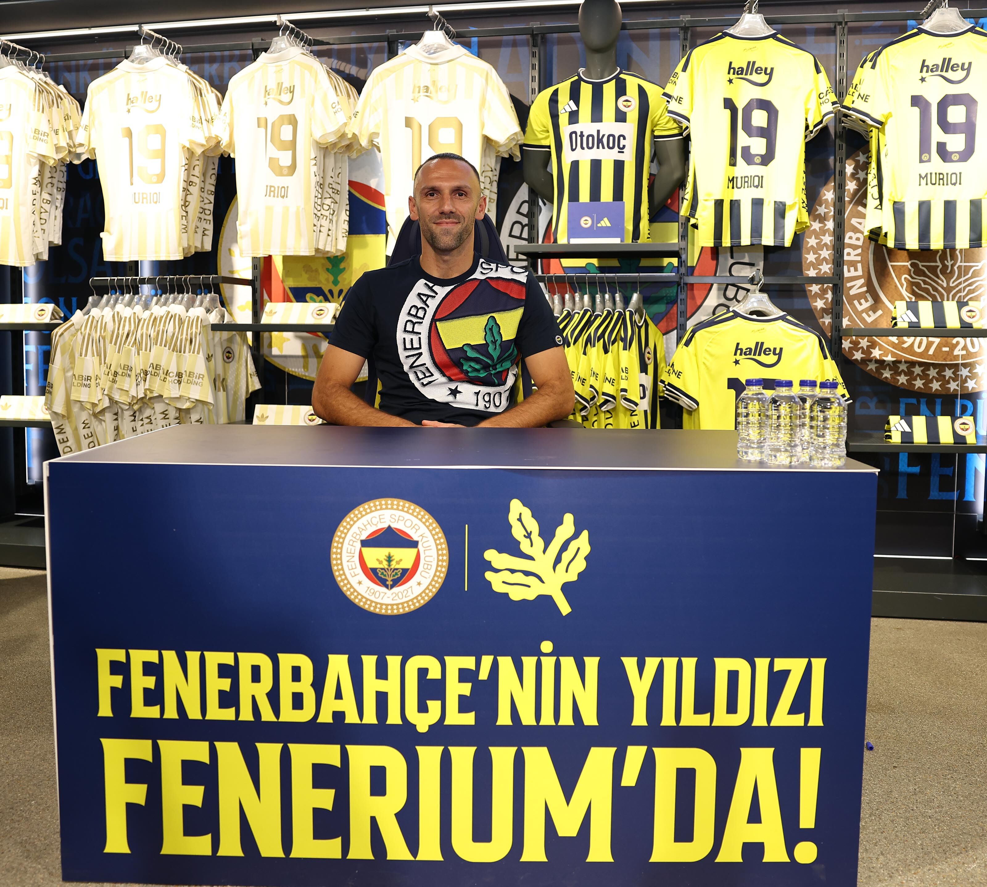 Vedat Muriqi imza gününde Fenerbahçeli taraftarlarla buluştu
