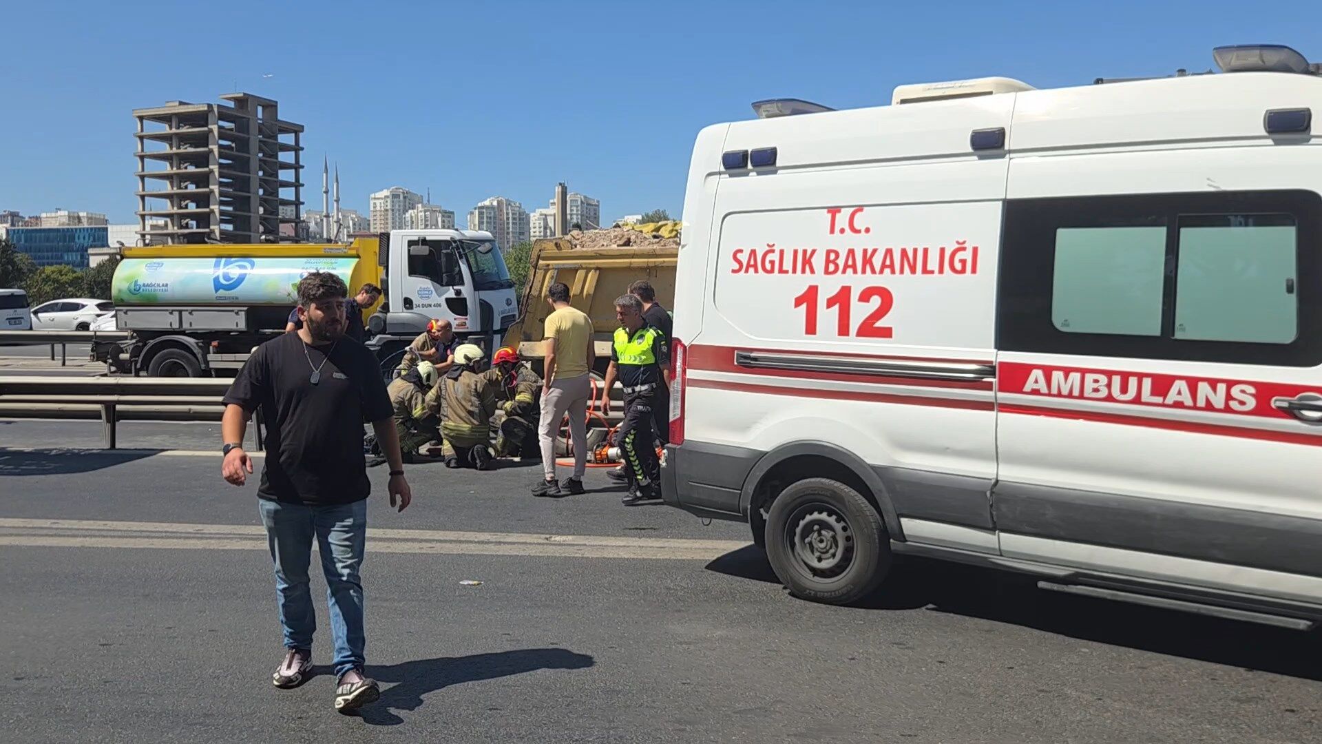 Bağcılar'da hafriyat kamyonunun altında kalan motosikletli hayatını kaybetti