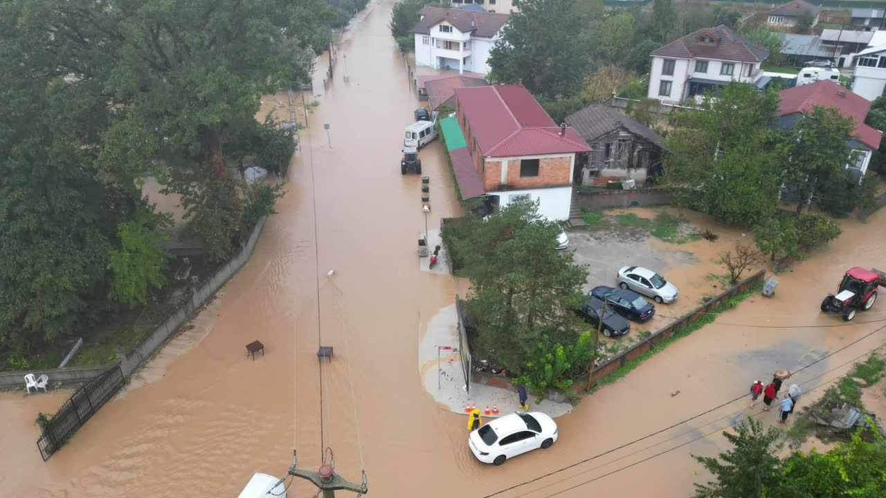 Sakarya'da sağanak sonrası Geyve'de yol çöktü, Karasu'da sel yaşandı