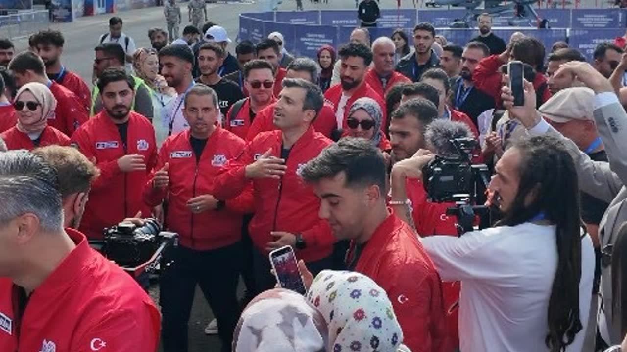 Selçuk Bayraktar, Şanlıurfa’da türkü eşliğinde halay çekti