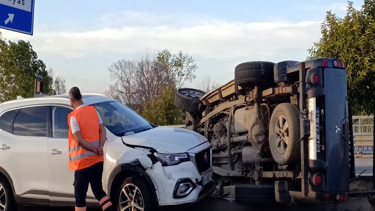 İçinde çocukla kaçırdığı otomobille 3 kişiye çarptı: 3 yaralı