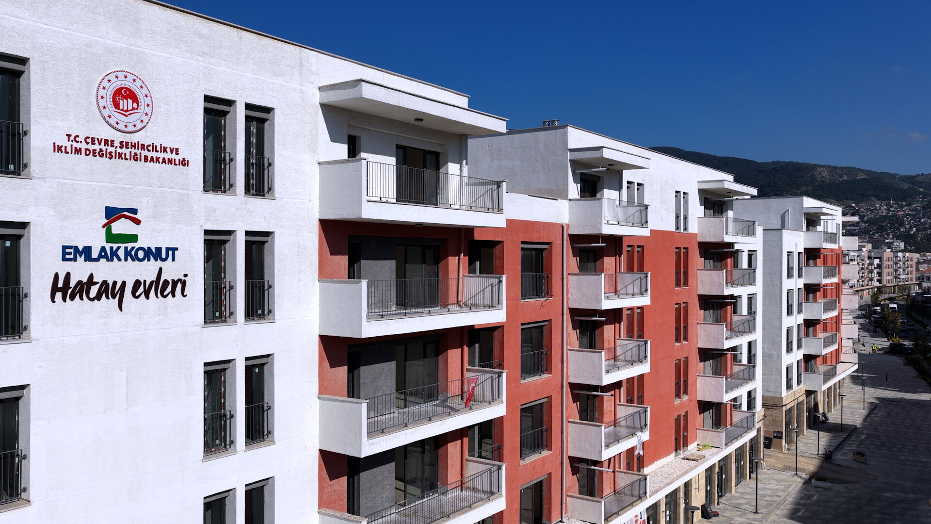 Bakan Kurum, yeni evine taşınan Hataylı depremzedenin görüntülerini paylaştı