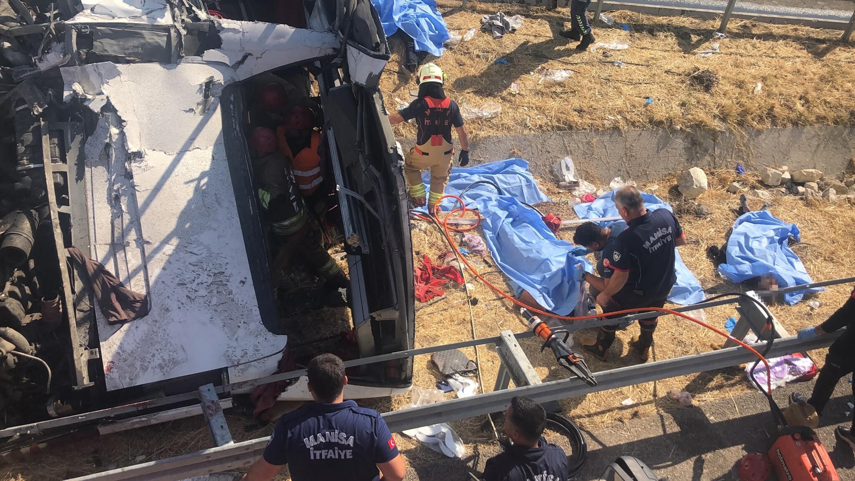 Manisa'da tur otobüsü devrildi; çok sayıda ölü ve yaralı var