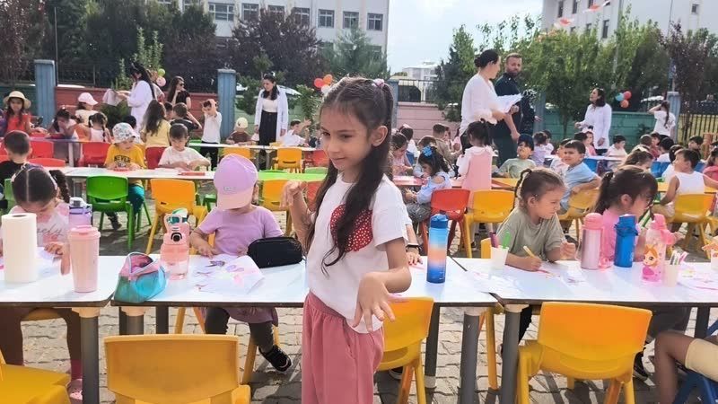 Iğdır’da anaokulu öğrencileri Har-ı Bülbül çizimlerini boyadı