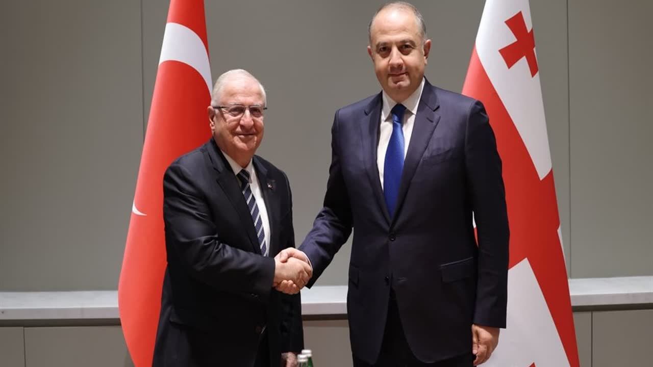 Yaşar Güler, Gürcistan Savunma Bakanı Chikovani ile görüştü
