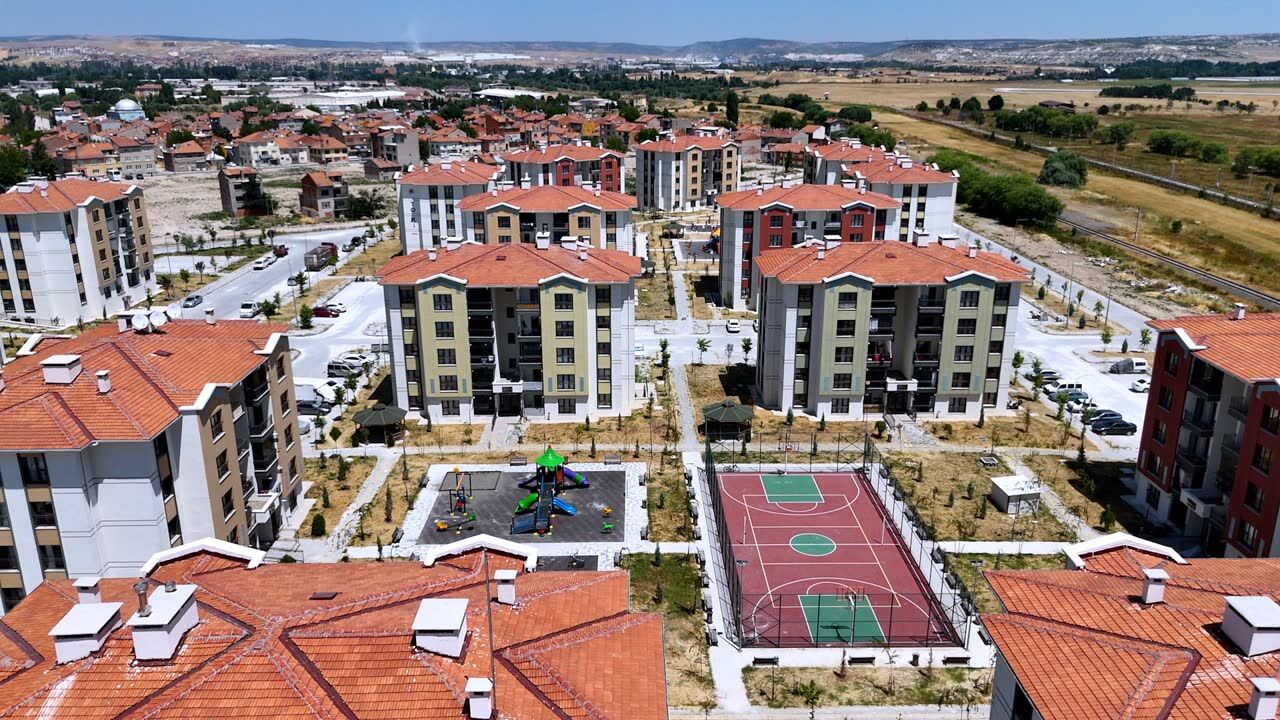 Bakan Kurum, Kütahya Pazarlar’da dönüşümle yenilenen konutları paylaştı