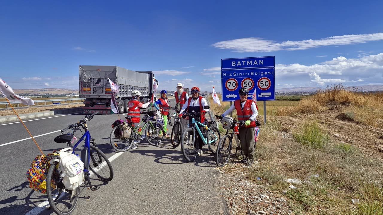 Hayatını kaybeden kız çocukları için Diyarbakır’dan İran’a pedal çeviriyorlar