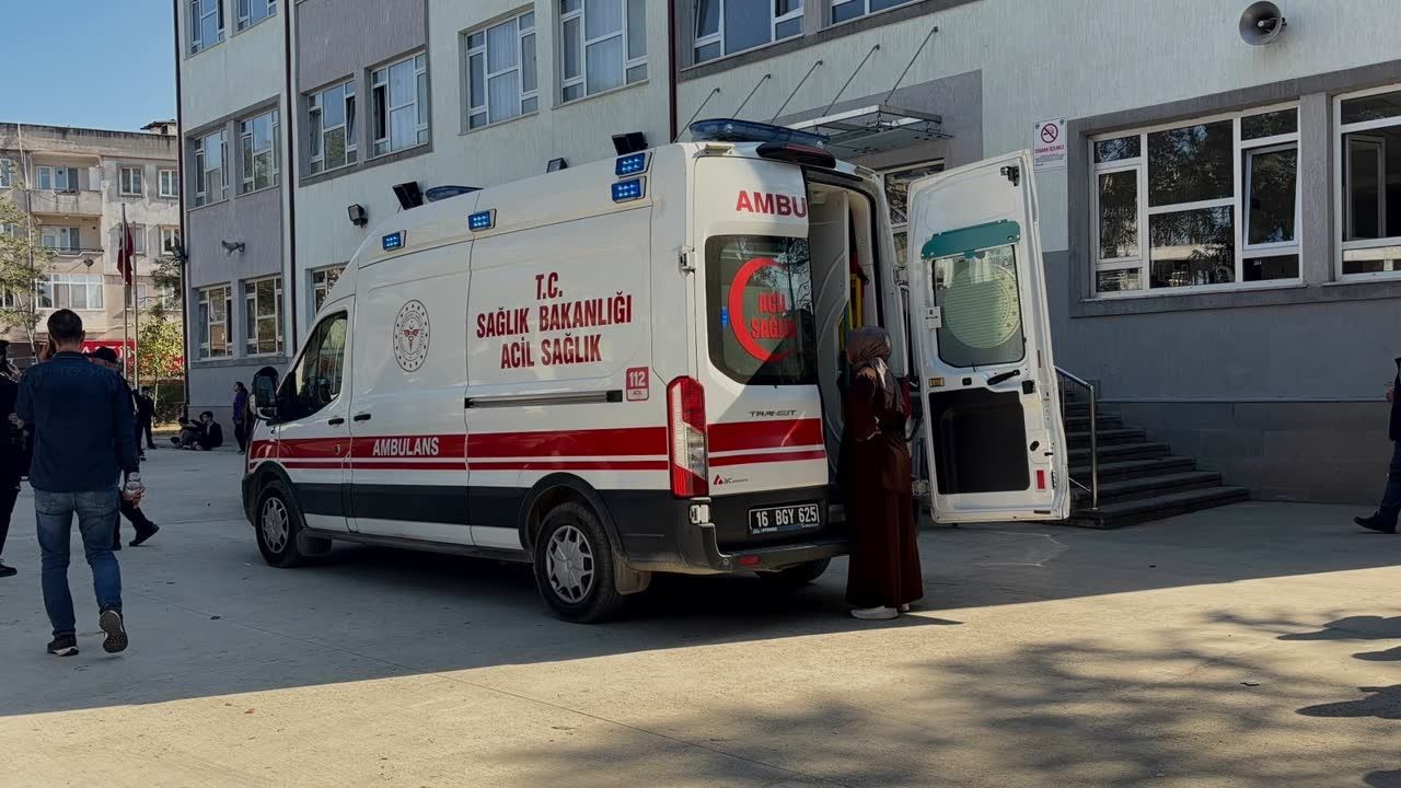 Bursa'da ortaokulda zehirlenme şüphesiyle 27 öğrenci hastaneye kaldırıldı