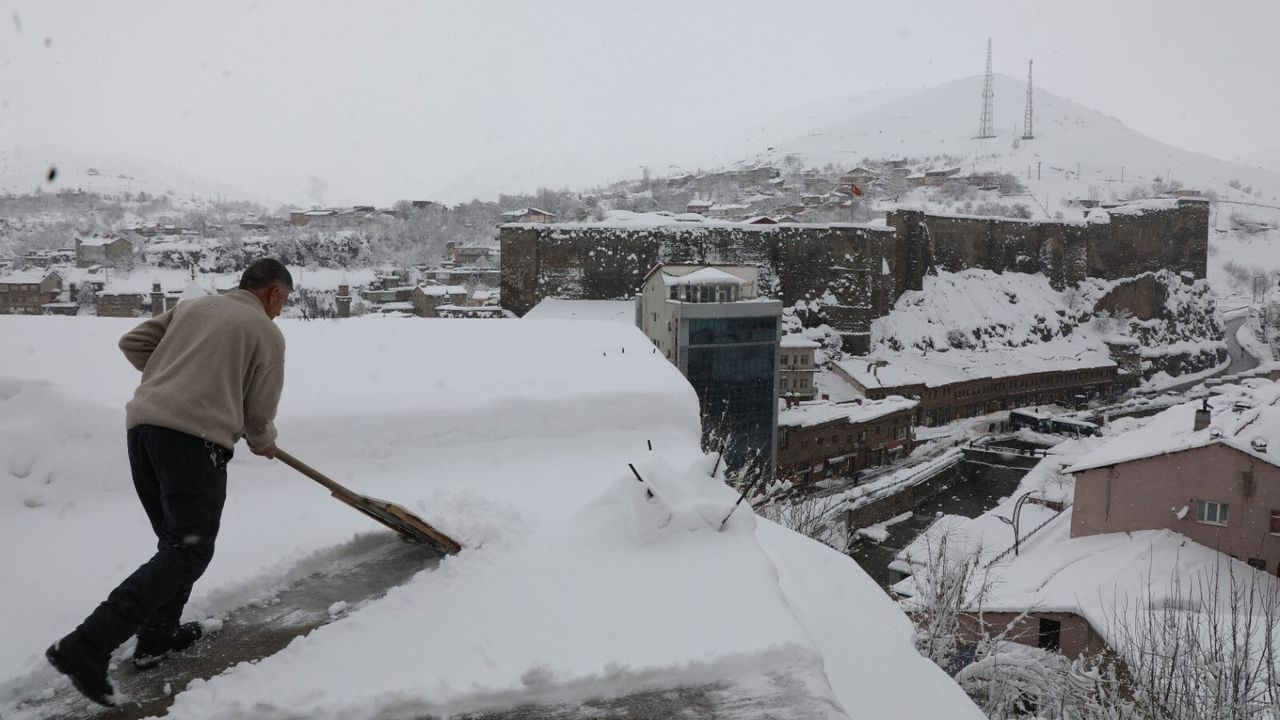 Bitlis'te 211 yol kapandı; kar kalınlığı bir buçuk metreye ulaştı