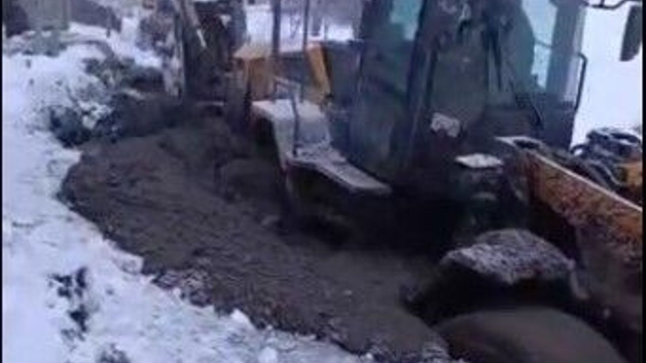 Bitlis'te köy yolunu açmaya giden iş makinesi çamura saplandı