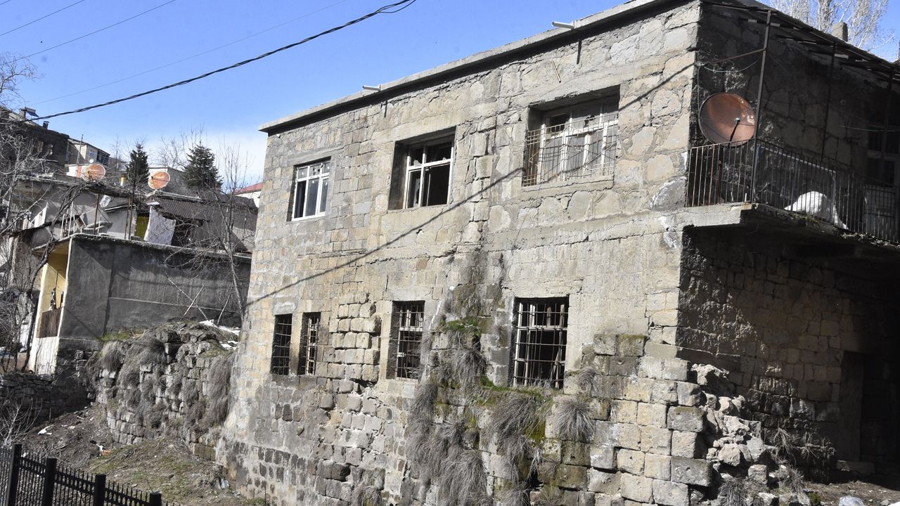 Bitlis'te tarihi evler yağışın da etkisiyle yıkılmaya başladı