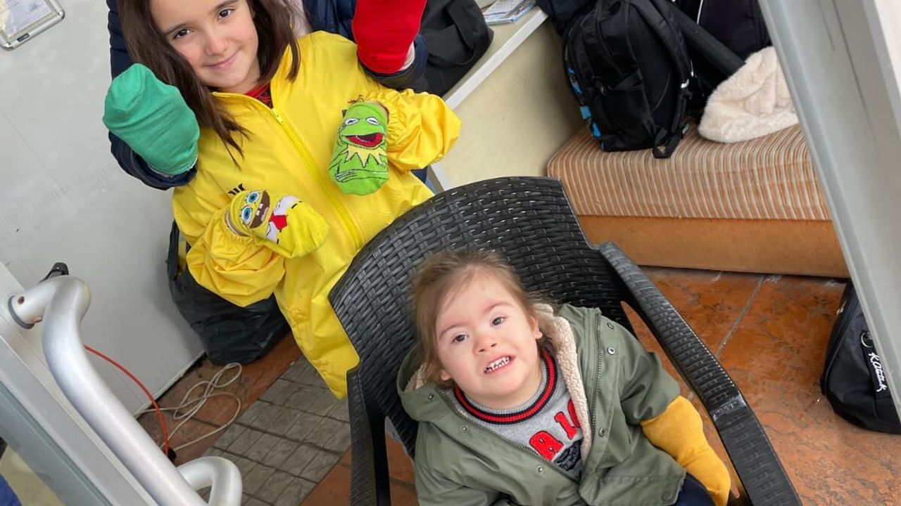 Down Sendromu Farkındalık Haftası'nda sporcular renkli çoraplarla kürek çekti