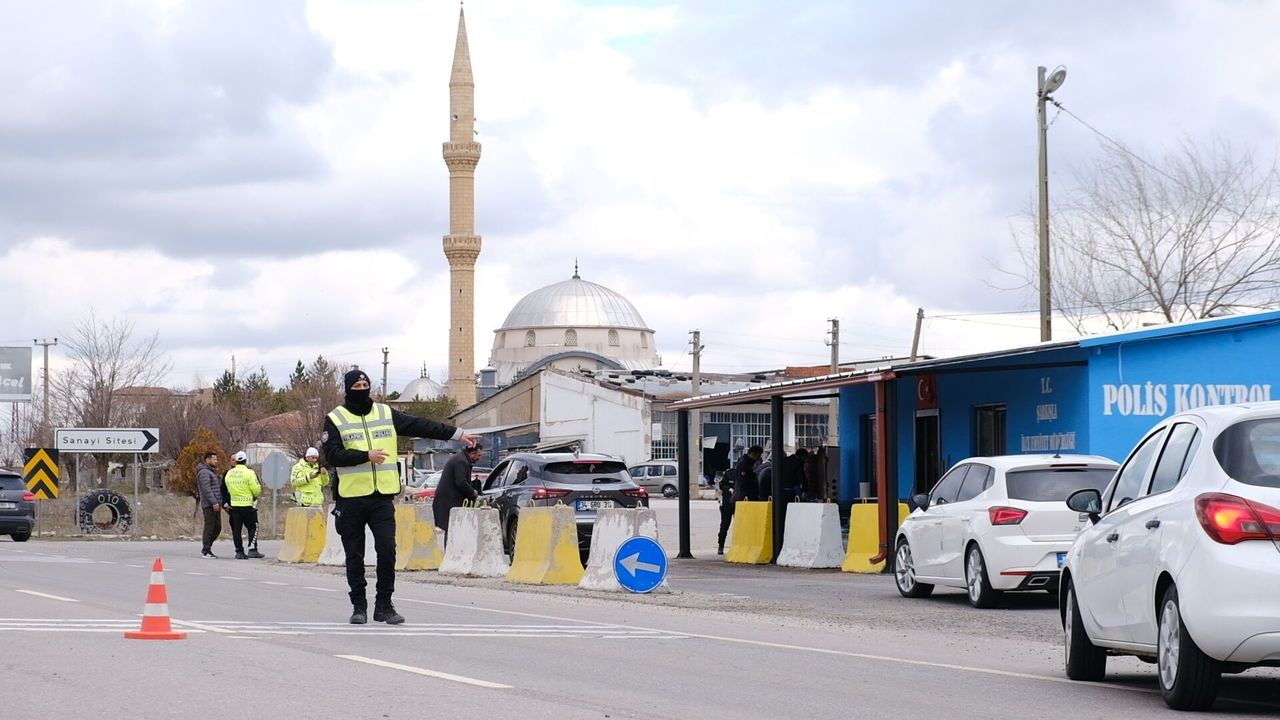 Sivas'ta polisten sürücülere iftarlık döner-ayran ikramı