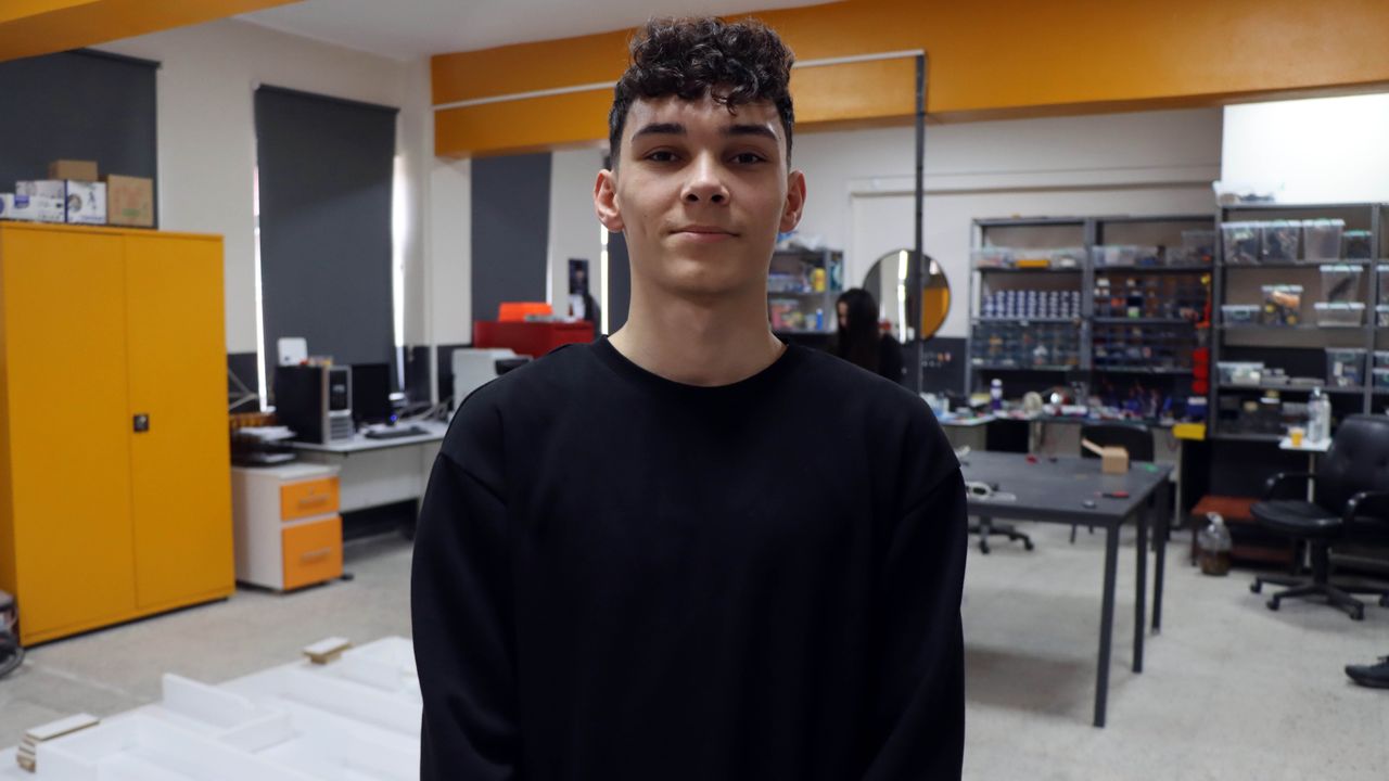 Lise öğrencileri Yunanistan'daki robot yarışmasında kategorilerinde birinci oldu