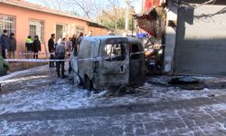 Beyoğlu'nda hafif ticari araç alev alev yandı