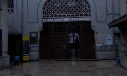 İstanbul'da fırtına etkili oluyor; Beşiktaş'ta dev dalgalar oluştu