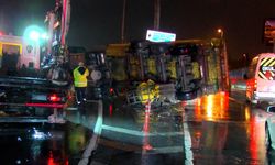 Bakırköy'de hafriyat kamyonu devrildi