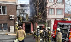 Beyoğlu'nda gecekondu alev alev yandı