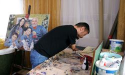 Elleri olmayan ressam, 'Sevgililer Günü' için aldığı siparişleri hazırlıyor