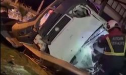 Hafif ticari araç, mağazaya girdi; 2 yaralı