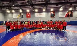 Mesut Özil'den güreş milli takım kampına ziyaret / Fotoğraf eklendi