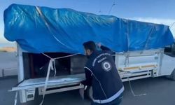 İskenderun'da Kamyonetin Gizli Bölmesinden 19 Göçmen Çıktı