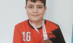 Ankara'da spora erişim zorluğu yaşayan ortaokul öğrencilerinin, floor curling başarısı