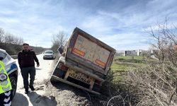 Arnavutköy'de hafriyat kamyonu kaza yaptı; şoför yaralı