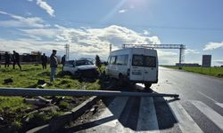 Öğrenci servis minibüsü ile otomobil çarpıştı: 13 yaralı