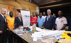 Ticaret Bakanı Bolat, Kamerun'da 'Sokak Çocuklarına Serigrafi Baskı Atölyesi Projesi'ni ziyaret etti