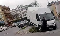 Beylikdüzü'nde şoförün el frenini çekmeyi unuttuğu TIR minibüse çarptı