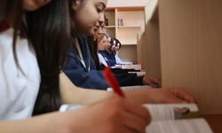 Diyarbakır'da gönüllü kadın öğretmenler, kırsaldaki 119 genç kızı YKS'ye hazırlıyor