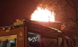 Kartal'da 3 katlı binanın çatısı alev alev yandı