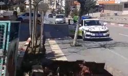 Siirt'te kaldırım çöktü; yol trafiğe kapatıldı