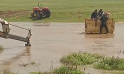 Traktörle dereden geçerken mahsur kalan 3 kişi kurtarıldı