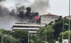 Beyoğlu'nda 5 katlı binanın çatı katında yangın