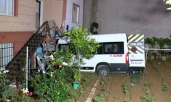 Çekmeköy'de servis minibüsü bir evin bahçesine uçtu; 1 ölü