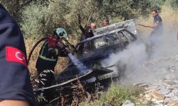 Yanan otomobilini uzaklaştırıp, alevlerin ormana sıçramasını önledi